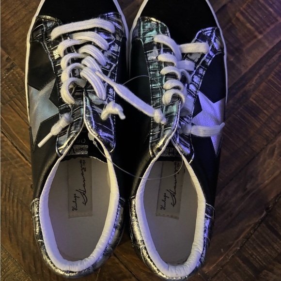 VINTAGE HAVANA
Women's Patricia Sneaker Size 10 Great Condition - Picture 11 of 13